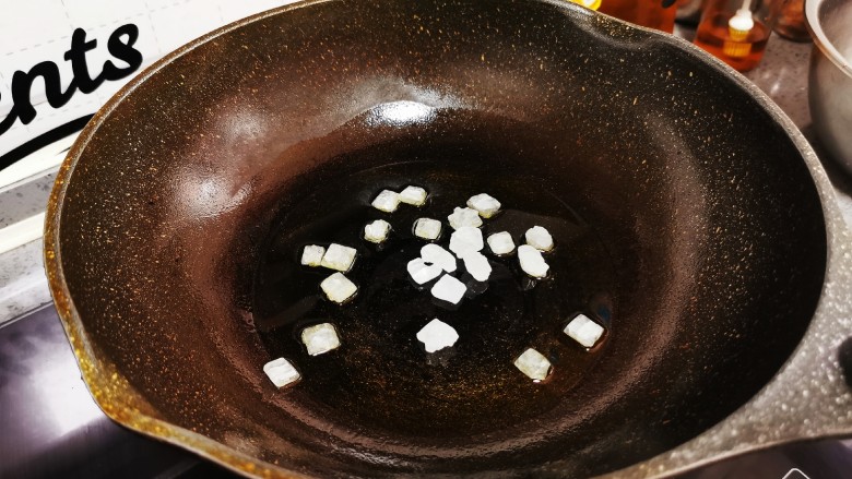 鸡肉炖土豆,放入<a style='color:red;display:inline-block;' href='/shicai/ 866'>冰糖</a>,用小火慢慢炒