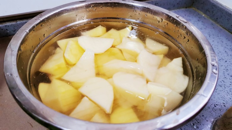 鸡肉炖土豆,切成块,冲洗一边去淀粉