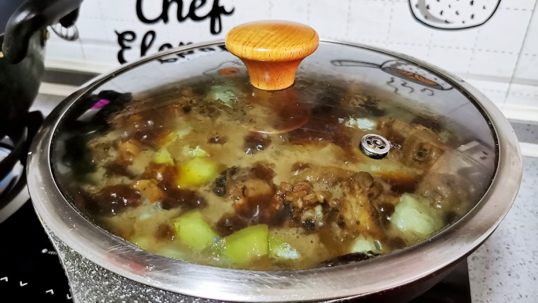 鸡肉炖土豆,改小火焖煮5分钟,关火后再焖5分钟开锅即可食用