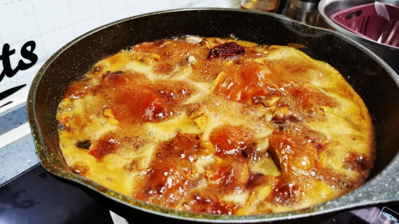 鸡肉炖土豆,鸡肉焖煮10分钟后开锅,改大火