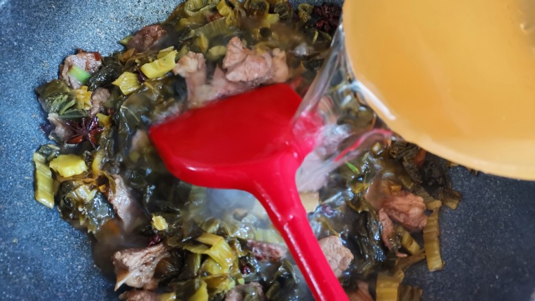 酸菜羊肉,加入没过酸菜的水大火炖起来,使酸菜和羊肉的味道充分融和