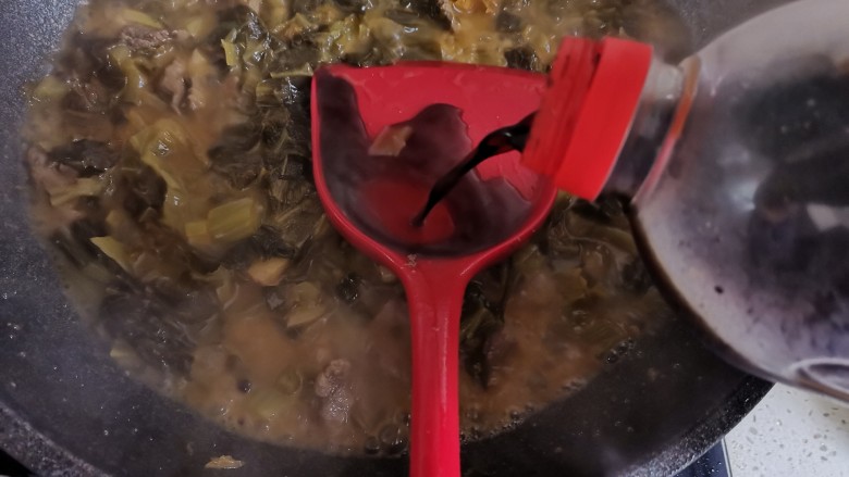 酸菜羊肉,炖至汤汁变少,加入一勺生抽