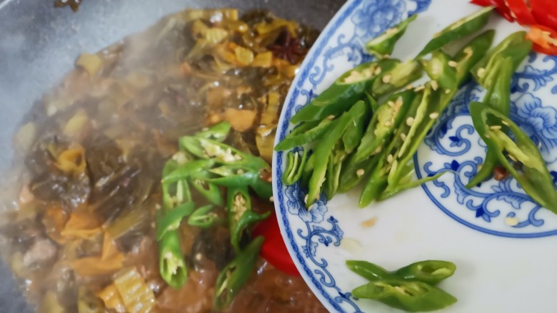 酸菜羊肉,最后汤汁收干,加入青红椒翻炒至断生即可出锅