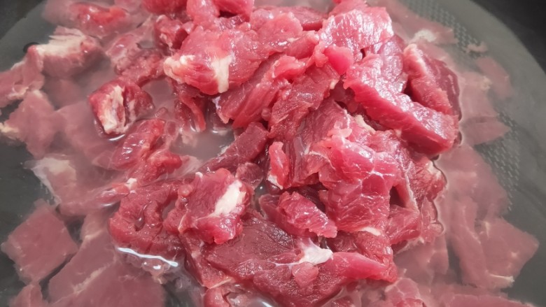 牛肉土豆番茄红桧饭,冷水下锅,把牛肉放入锅里煮