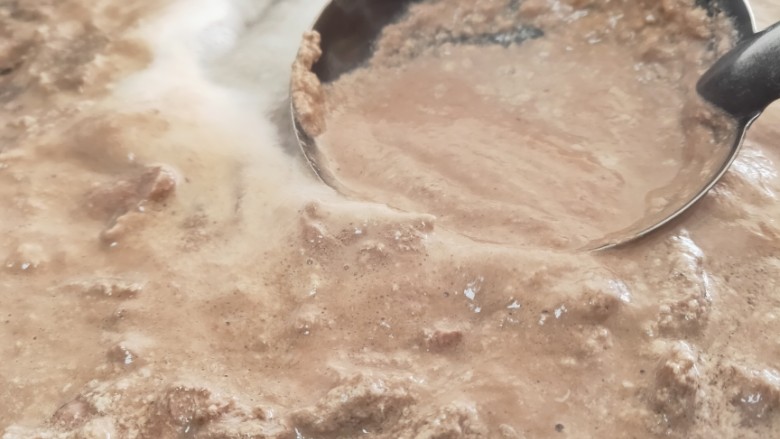 牛肉土豆番茄红桧饭,煮会儿后就会有大量的浮沫,然后用勺子把那些浮沫去掉,继续炖煮至牛肉软烂