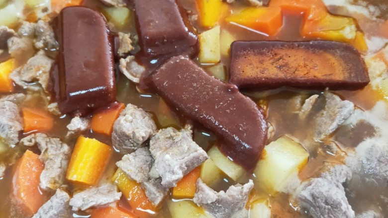 牛肉土豆番茄红桧饭,在放入好侍番茄红桧调味料,适量<a style='color:red;display:inline-block;' href='/shicai/ 692'>酱油</a>