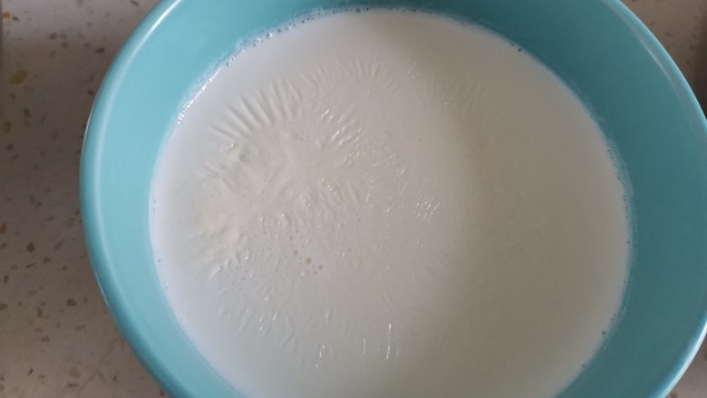 红豆双皮奶,此时牛奶已经静置好啦,上面已经起啦一层奶皮