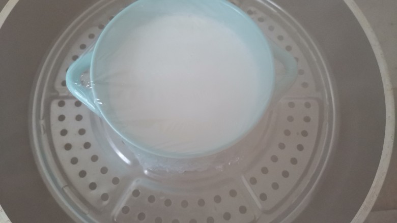 红豆双皮奶,盖上保鲜膜,不需要扎孔,水开上锅蒸20分钟,焖5分钟,锅里提前烧开水