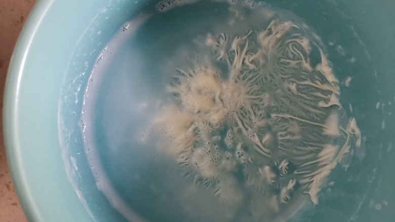 红豆双皮奶,用筷子从碗边把奶皮拨一个小空隙把牛奶倒出,奶皮留在碗底