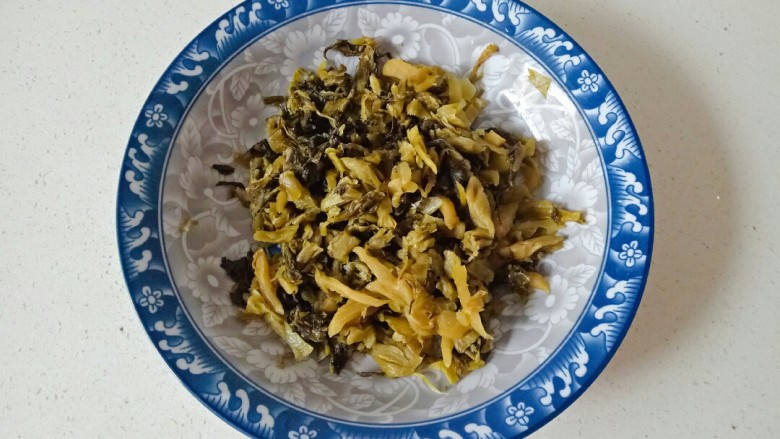 酸菜羊肉,<a style='color:red;display:inline-block;' href='/shicai/ 3361'>酸菜</a>清洗一下,挤干水份切碎备用