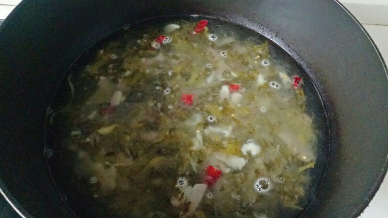酸菜羊肉,加入适量清水大火煮开,转中小火炖18分钟