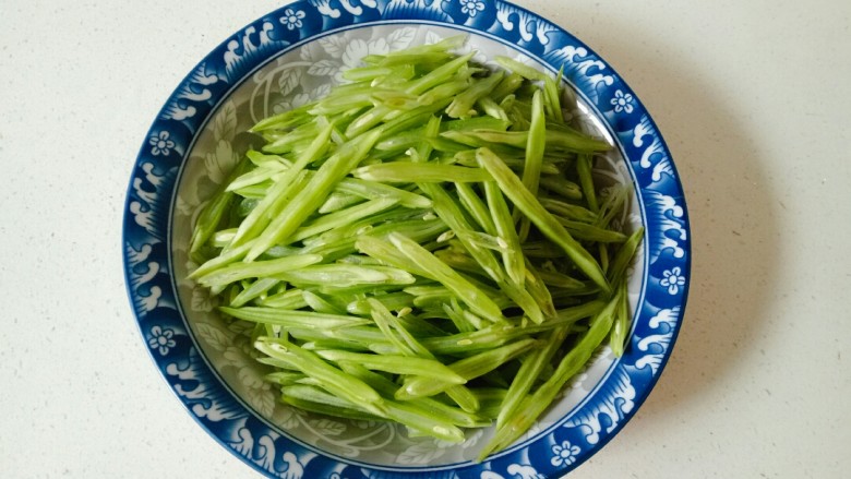 清炒四季豆,四季豆切细丝,越细越入味还容易熟