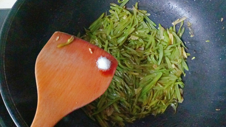 清炒四季豆,加入适量盐调味,翻拌均匀