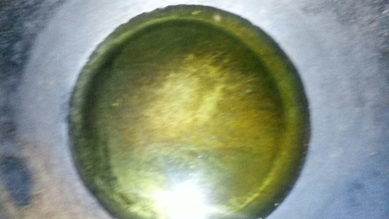 清炒儿菜,炒锅烧热,倒菜籽油。
