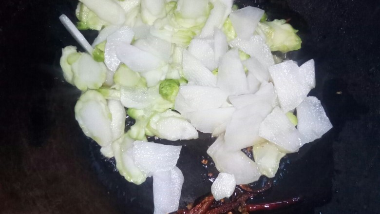 清炒儿菜,开大火,倒入儿菜。