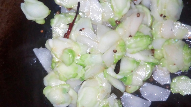 清炒儿菜,.翻炒均匀关火,起锅。