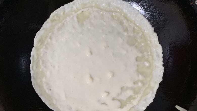 素菜卷饼,等到周边干燥开始变色,慢慢转动锅,不让面糊黏底。