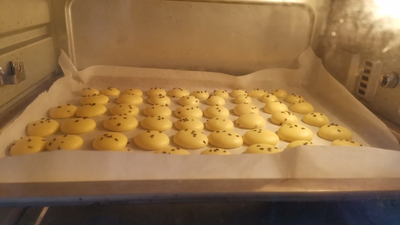 蛋黄小饼干,送入预热好的烤箱,上下火150度烤15分钟,注意观察饼干上色情况