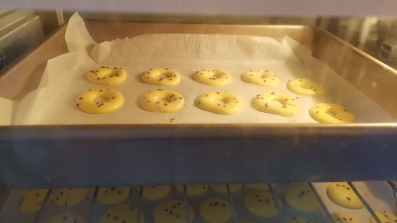 蛋黄甜甜圈饼干,送入预热好的烤箱,上下火150度烤15分钟,注意观察饼干上色情况