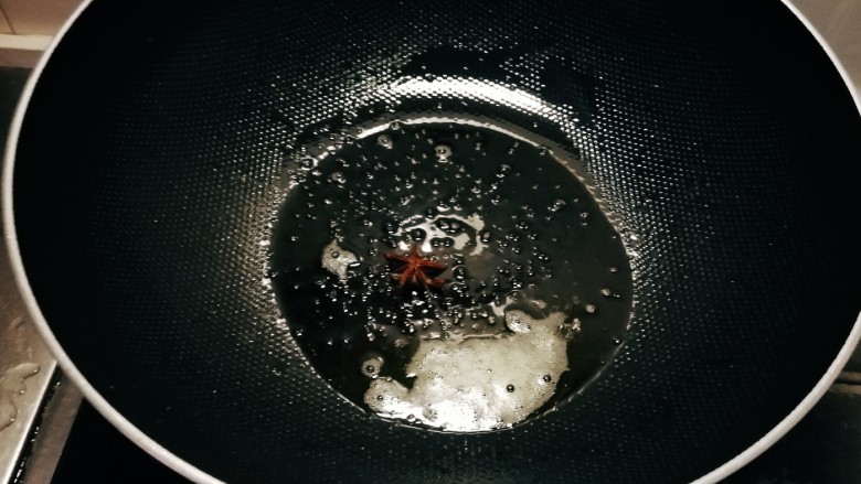 清炒雪里蕻,起油锅放入食用油加热,爆香<a style='color:red;display:inline-block;' href='/shicai/ 695'>八角</a>。