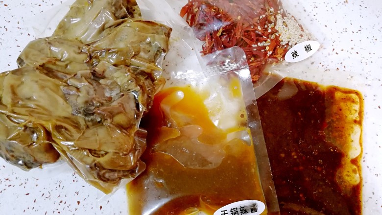 干锅鸭头,打开劲爆鸭头包装袋,里面有鸭头、干锅辣酱、火锅辣酱和辣椒包,东西很齐全的。