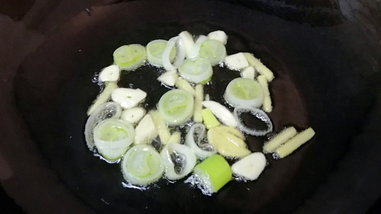 干锅鸭头,炒锅烧热倒入适量的食用油,爆香葱姜蒜。