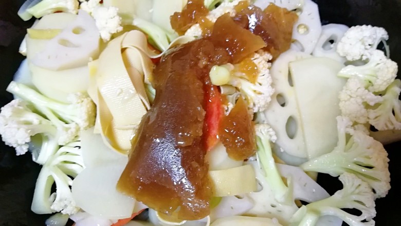 干锅鸭头,加入干锅辣酱翻炒均匀。