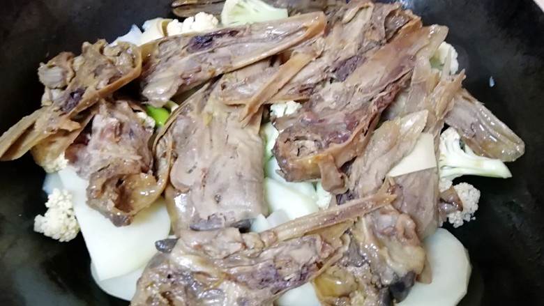 干锅鸭头,下入鸭头翻炒均匀(因为鸭头本身就是熟的,不用煮很长时间),加入适量开水煮2分钟左右。