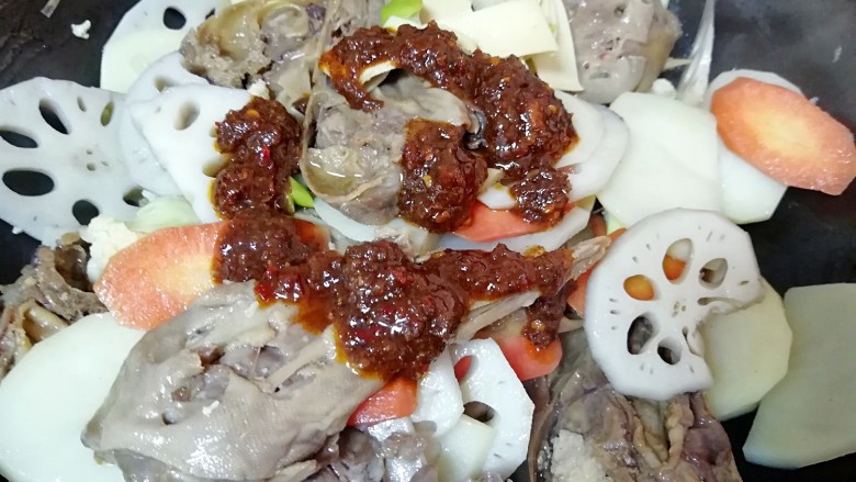 干锅鸭头,加入火锅辣酱翻炒均匀(火锅辣酱根据自己的口味添加,我不是特别能吃辣,所以放了一半)。