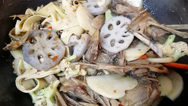 干锅鸭头,放盐调味(盐根据自己的口味放,如果把火锅辣酱放完的话估计就不用放盐了)。
