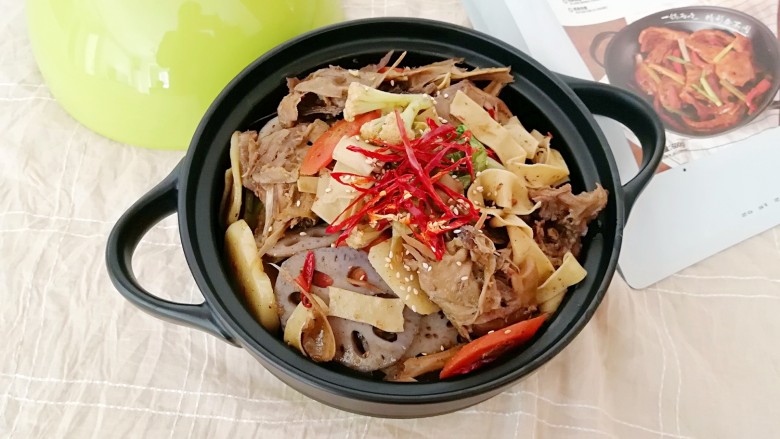 干锅鸭头,配上米饭,一家三口的午餐轻松搞定!