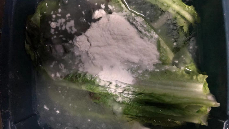 莴笋叶香米饭,水中放一勺盐和面粉搅拌均匀,把莴笋叶浸泡片刻。