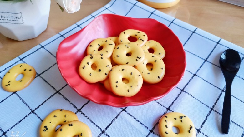 蛋黄甜甜圈饼干,成品图!