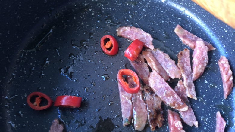 莴笋炒木耳,再下入辣椒,翻炒均匀。