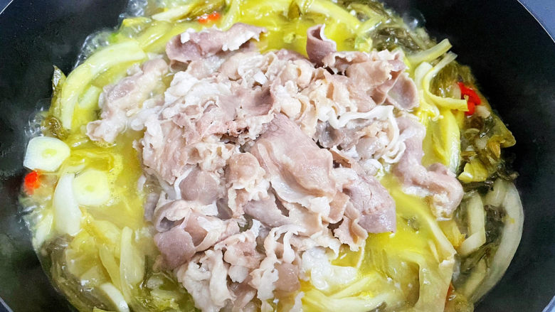酸菜羊肉,加入羊肉卷,继续煮2-3分钟