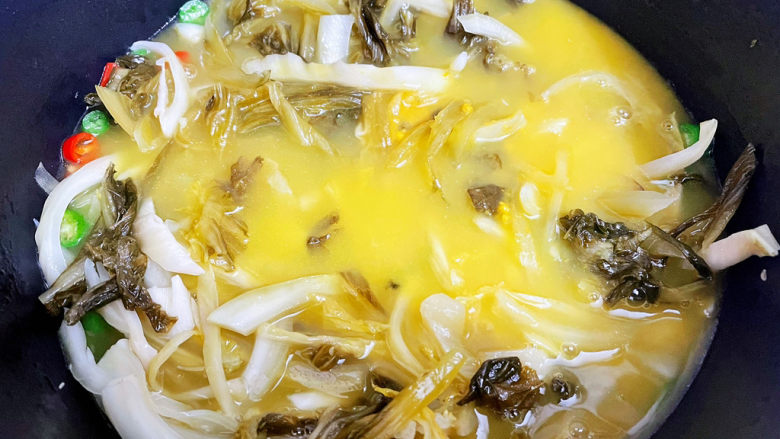 酸菜羊肉,加入2碗高汤,大火煮开