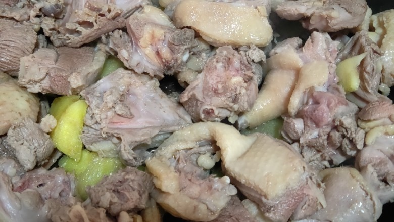 姜母鸭,然后再把焯好的鸭块倒入平底锅中翻炒均匀