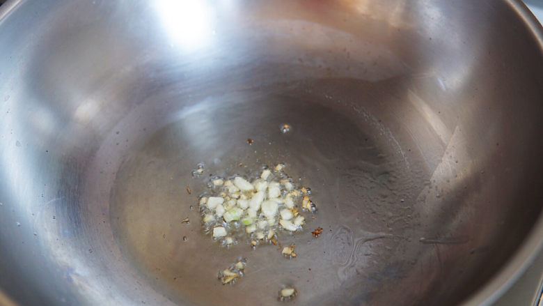 清炒甜豆,锅中油热后,下入一瓣蒜碎,炒香