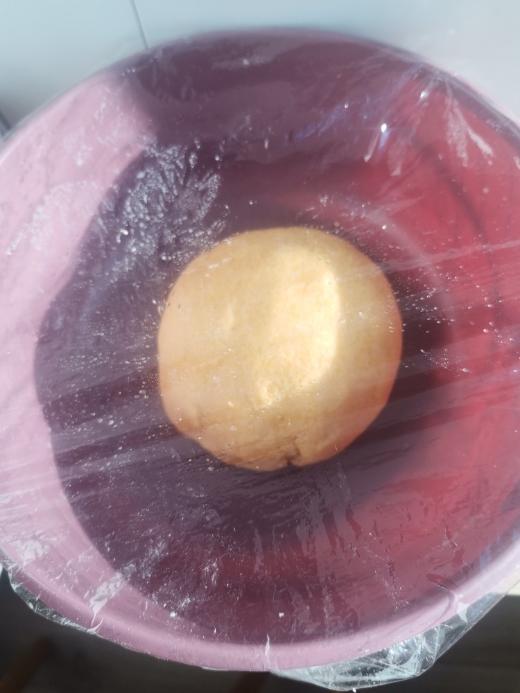 玉米面窝窝头,派上保鲜膜,放到温暖处发酵