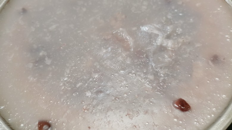 红豆马蹄糕,隔水蒸半小时,蒸的时候边蒸边搅拌,直到马蹄粉浆有点粘稠时就可以不搅拌了,搅拌的作用是为了让红豆更均匀的分布