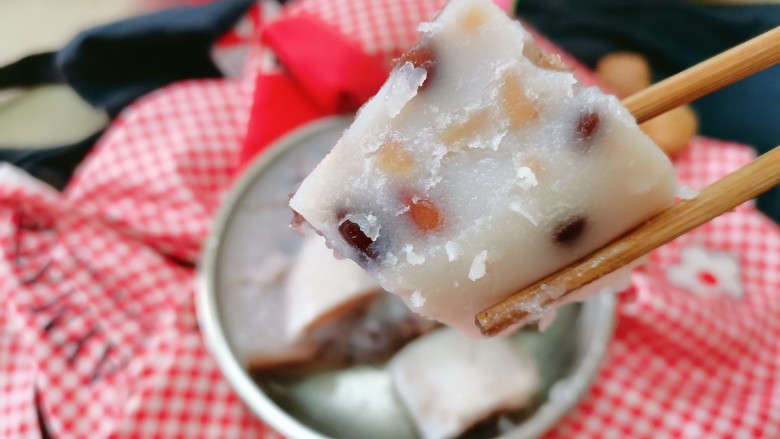 红豆马蹄糕,蒸好后取出马蹄糕,放凉后切成小块