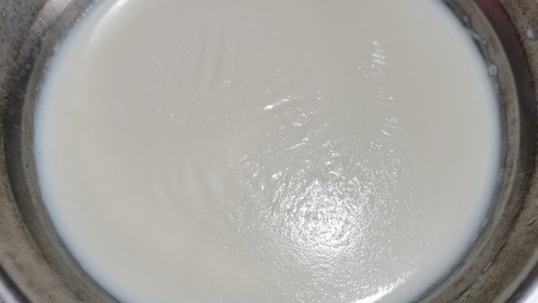 红豆双皮奶,煮好的牛奶，把它拿出来晾凉后，表面会形成一层奶皮