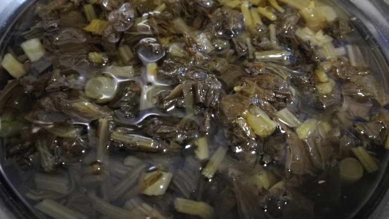 清炒雪里蕻,清水泡几分钟,去去咸味,捞出攥干。