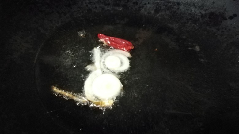 清炒雪里蕻,热锅凉油,放葱片和干红椒暴香。