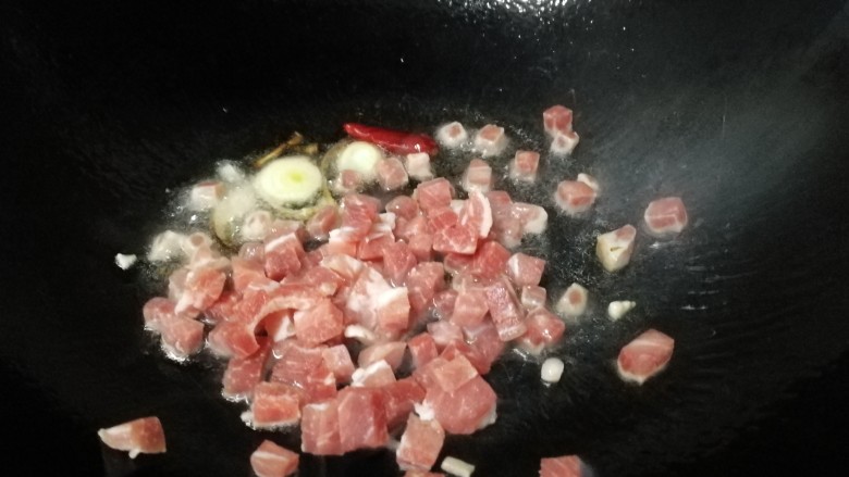 清炒雪里蕻,放入肉粒,文火翻炒均匀。