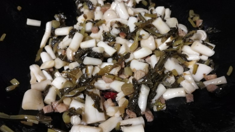 清炒雪里蕻,改急火翻炒,急火炒海鲜菇不会出水,大约炒2分钟。