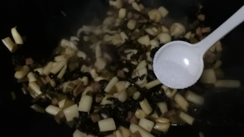 清炒雪里蕻,腌制的雪里蕻有咸味,尝下味道,根据自己口味加盐。
