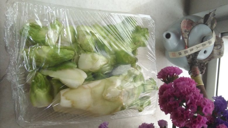 清炒儿菜,来儿菜也叫芽儿菜,第一次吃的时候还挺意外的~不过后来想想,就像是莴笋杆一样的蔬菜吧~