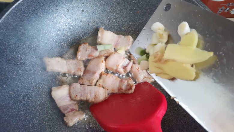 冬瓜炖鹌鹑蛋五花肉,炒至表面微焦,下入葱姜蒜爆香
