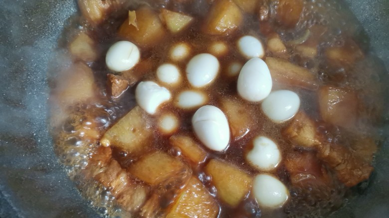 冬瓜炖鹌鹑蛋五花肉,炖至冬瓜软烂,下入鹌鹑蛋继续改中小火炖